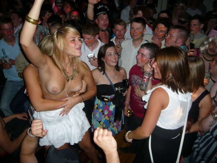 Женщины в колготках на корпоративе