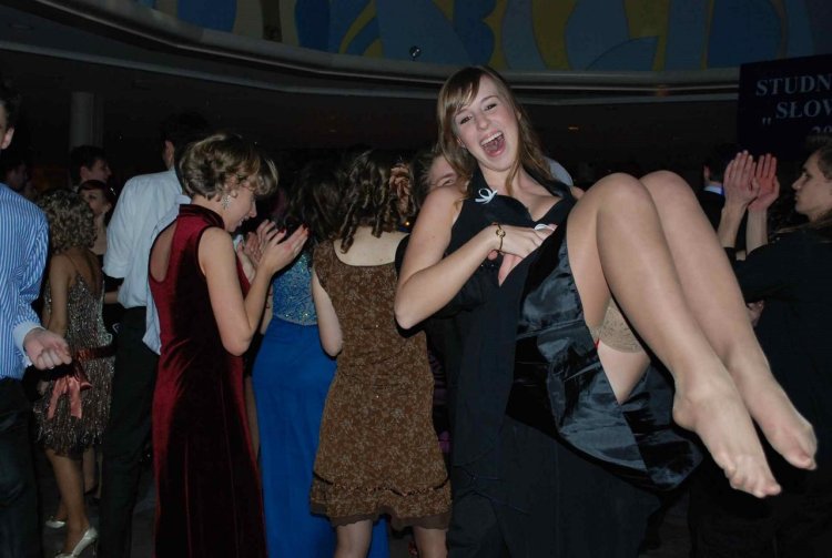 Засветилась без трусов на свадьбе