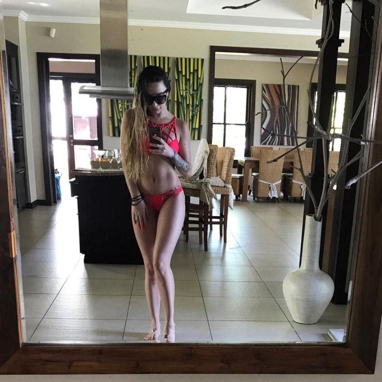 Асти Анна Дзюба в купальнике