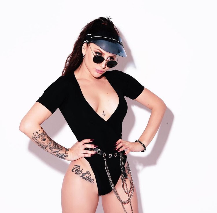 Анна Асти в купальнике