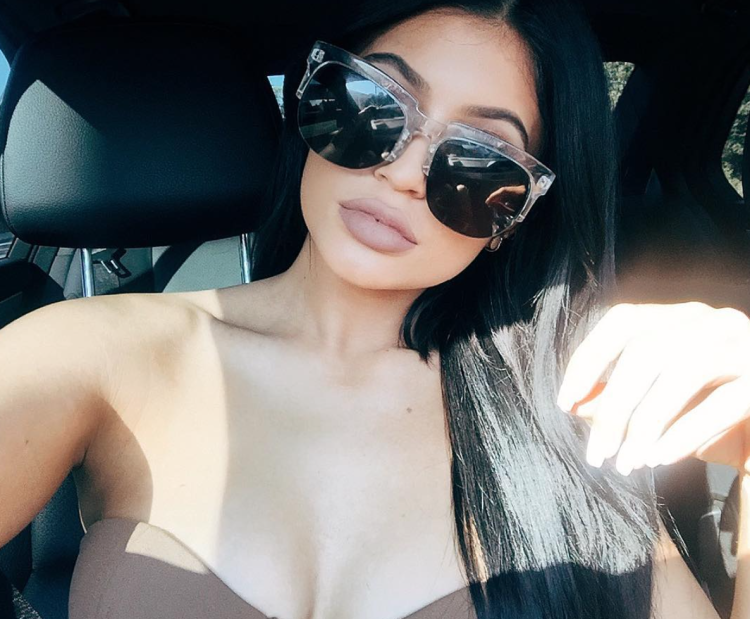 Милая девушка в очках