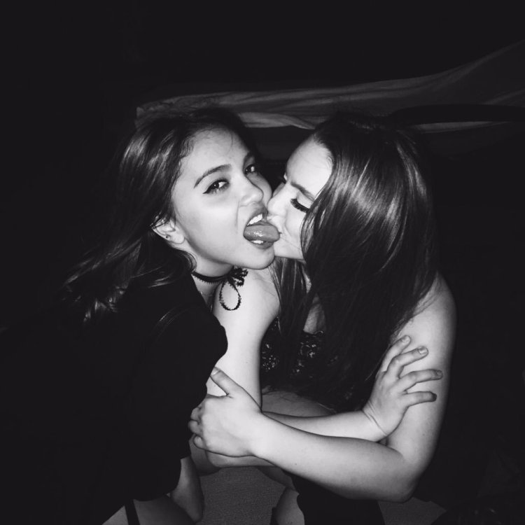 Миа Сэнд в купальнике