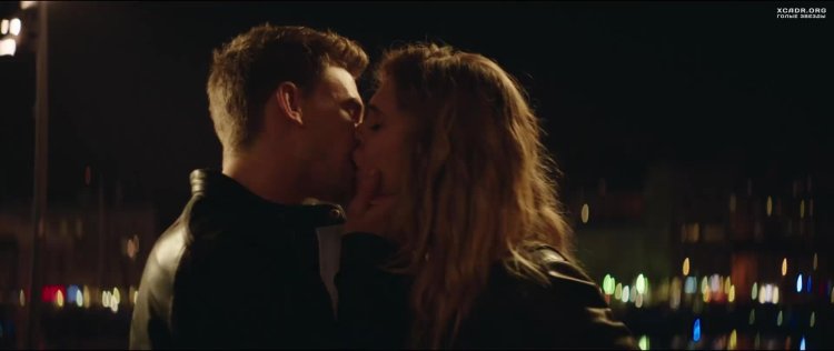 Ана де Армас овердрайв бикини