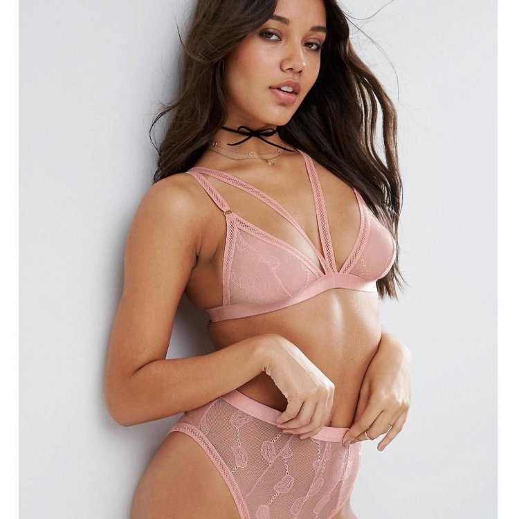 Девки в прозрачных лифчиках