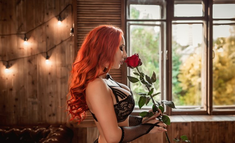 Рыжие девушки с красивой грудью