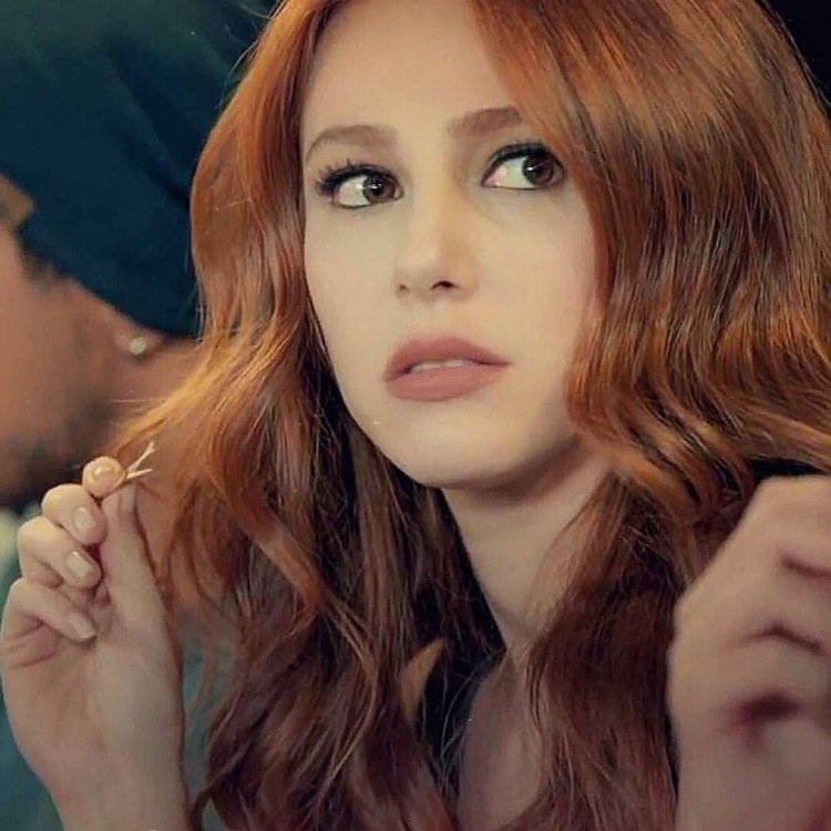 Рыжая турецкая актриса Эльчин Сангу