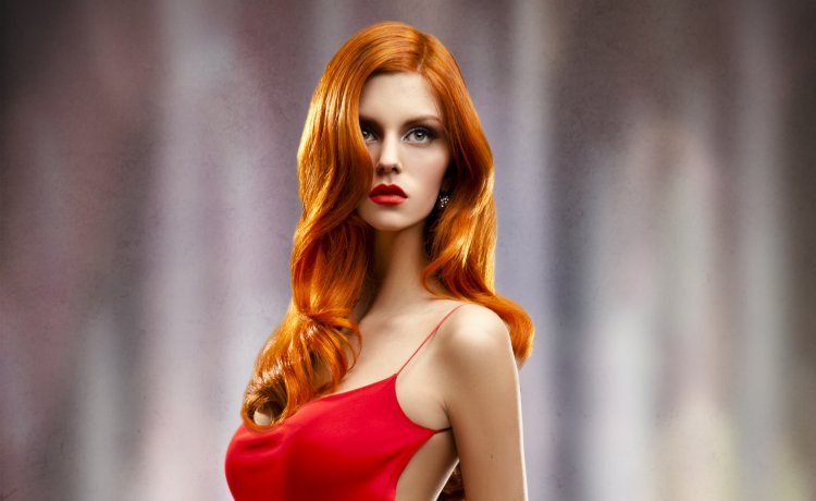Рыжая девушка в платье