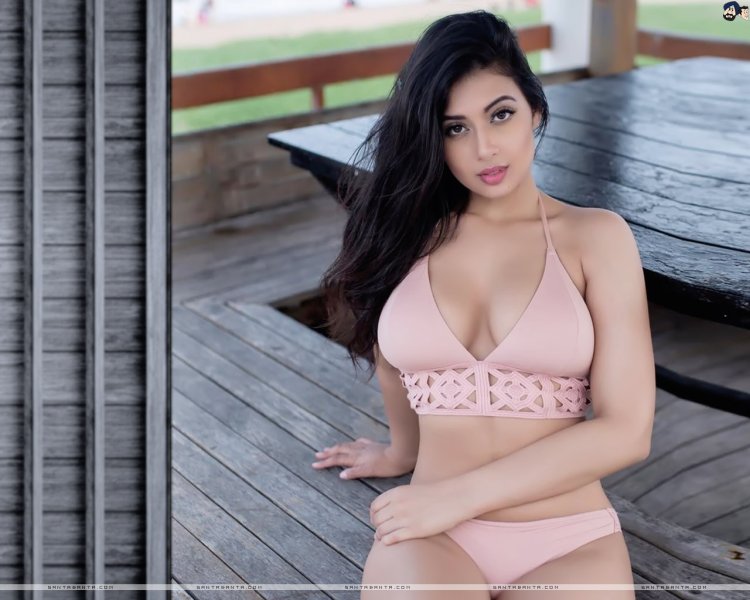 Джорджия Гиббс бикини