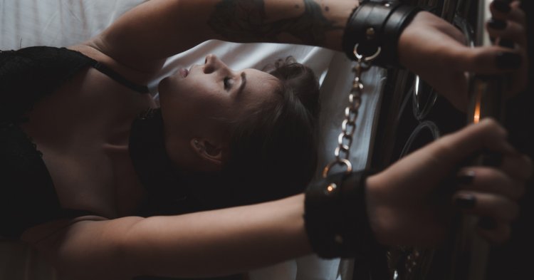 Голый мужчина в наручниках