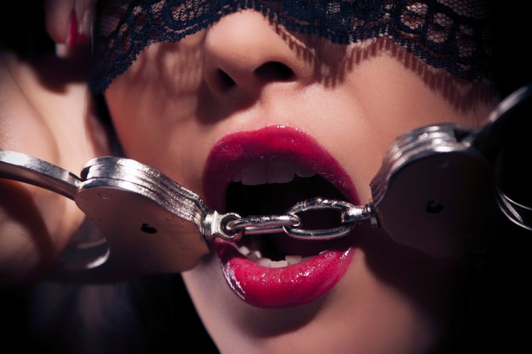 Легкий бдсм в эротическом белье