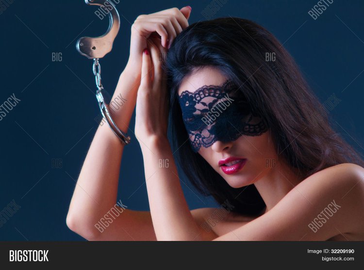 Кровать чтобы пристегивать наручниками