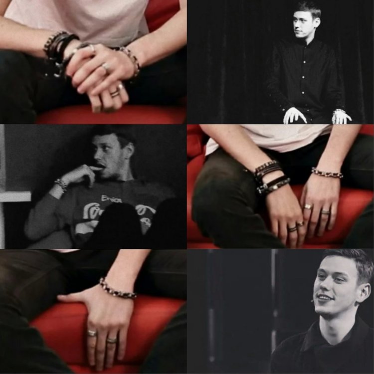 Антон Шастун улыбается