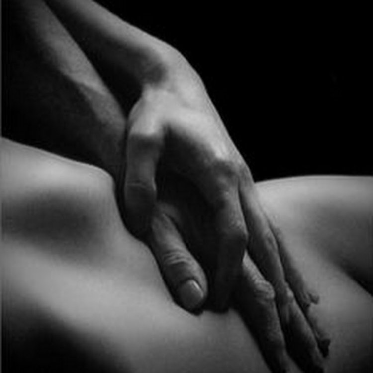 Эротический массаж мужчине с минетом черно-белое