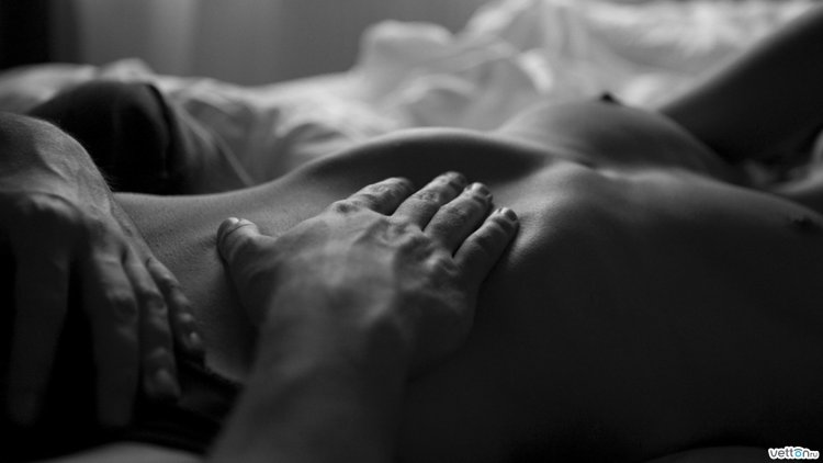 Целует попу черно белое