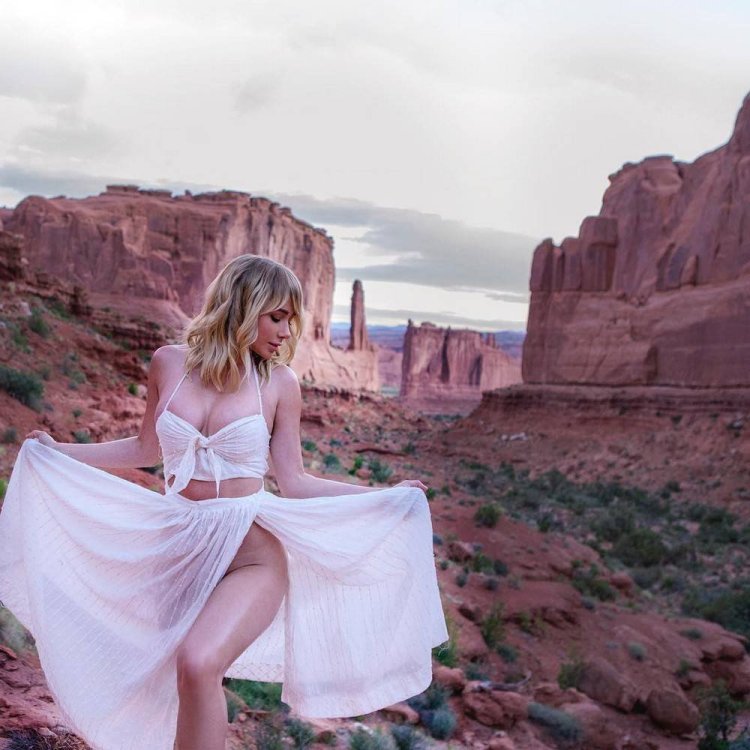 Дженнифер Лоуренс фото на машине