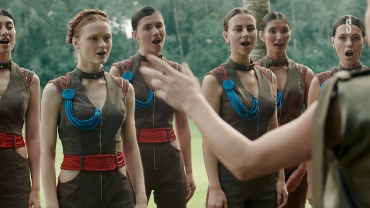 Девушка приподнимает платье