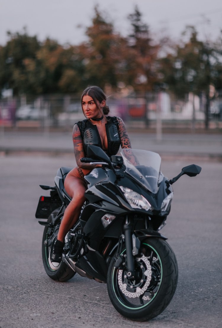 Красивая полная девушка на мотоцикле домашние фото