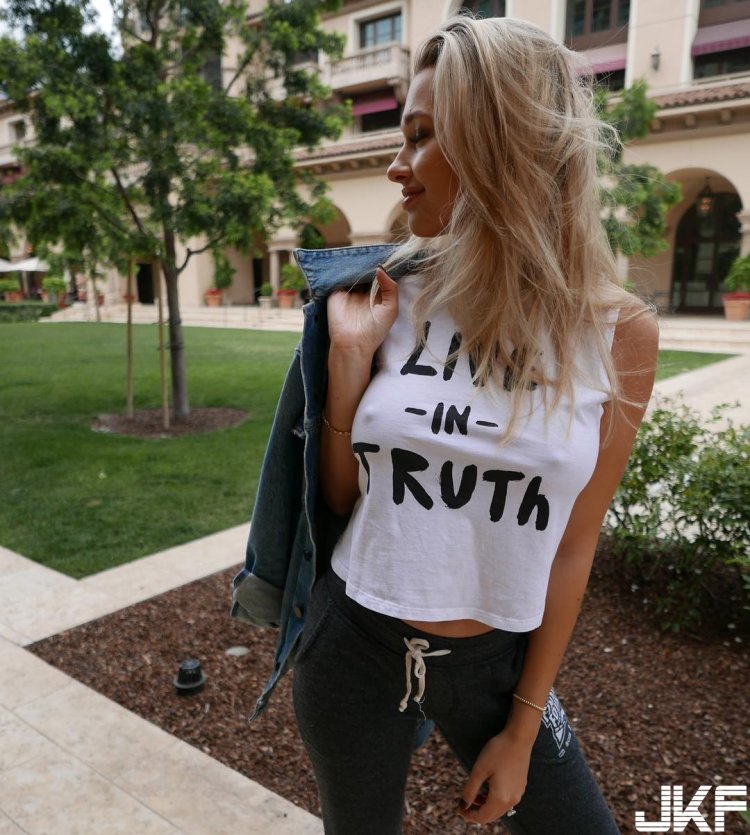 Модель Кэролайн Вриланд