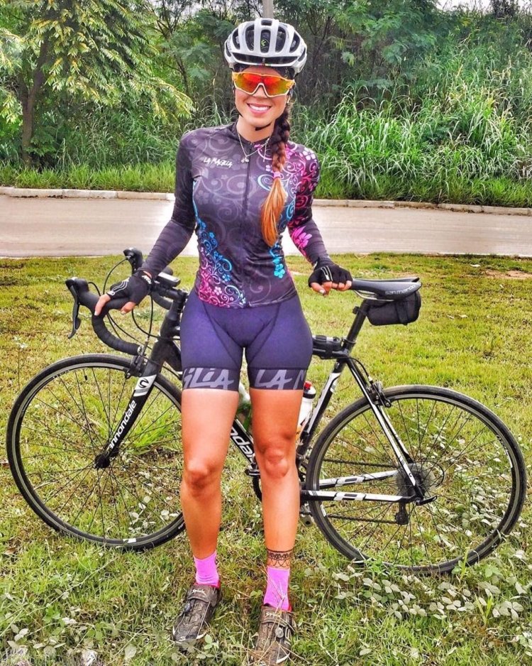 Велосипедист в купальнике