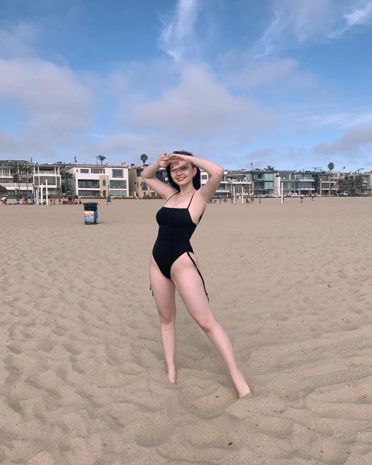 Айя Шалкар в купальнике