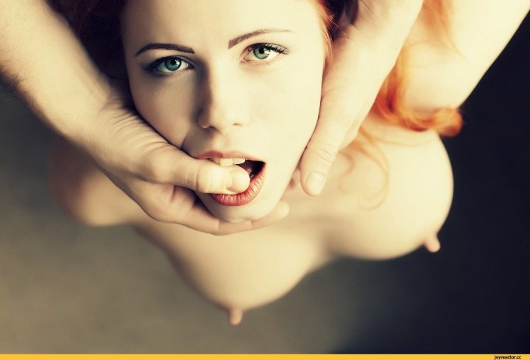 Голые сиськи с открытым ртом