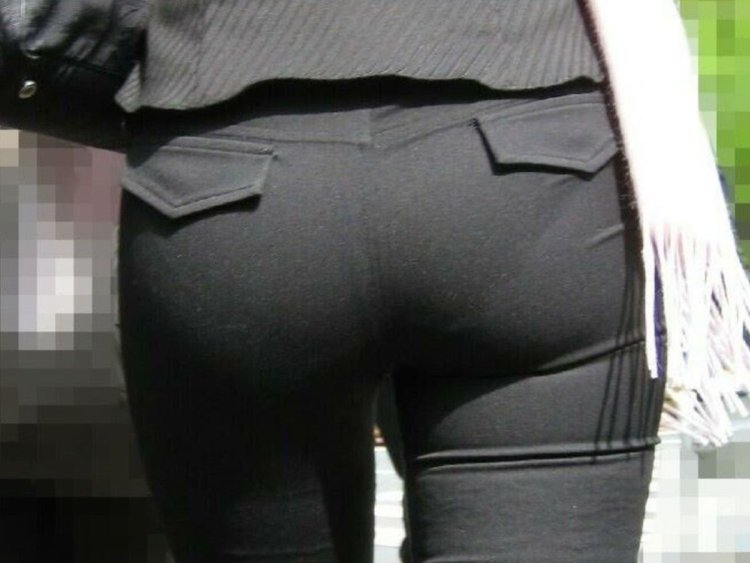 Стринги под одеждой