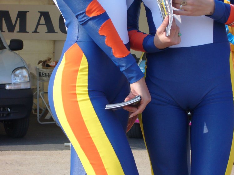 Девушки в прозрачных лосинах на улице