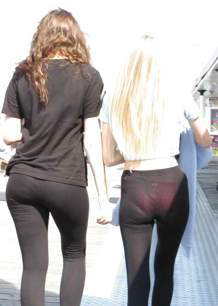 Женщины в белых прозрачных лосинах