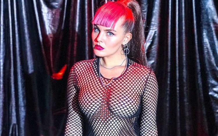 Солистка little big Софья Таюрская