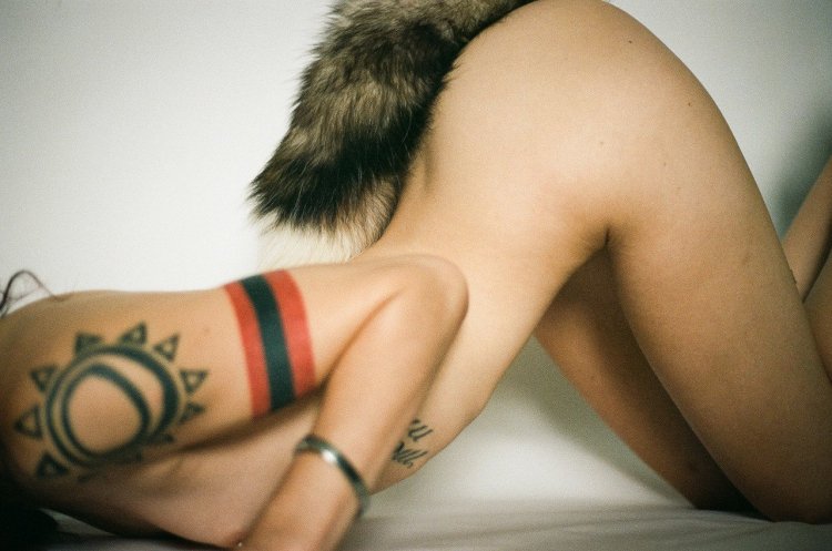 Голые красотки с хвостики