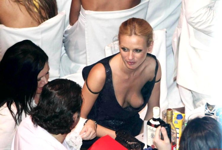 Случайное обнажение груди