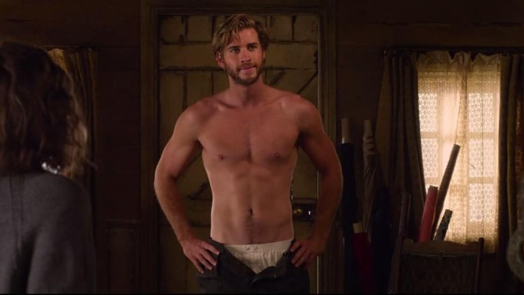 Крис Хемсворт подтягивается