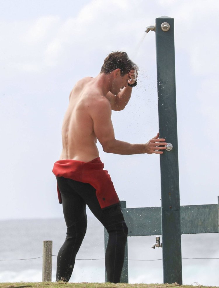 Крис Хемсворт в костюме для дайвинга