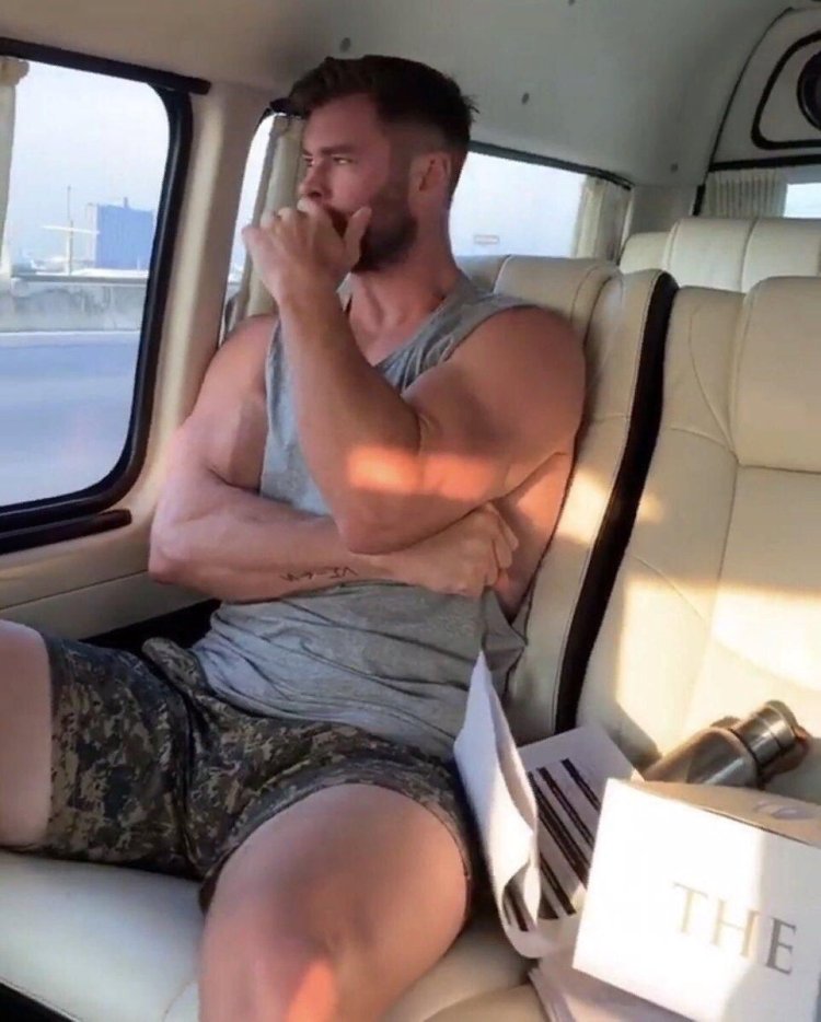 Крис Хемсворт ноги