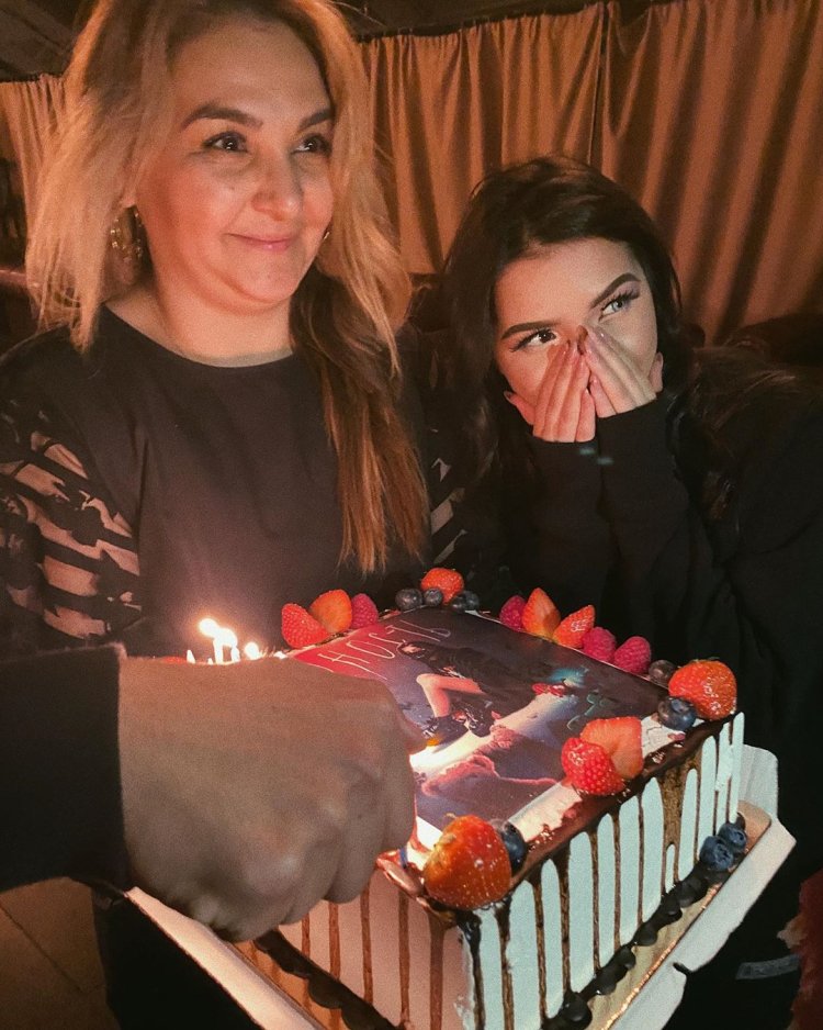 Поцелуи с языком двух девушек