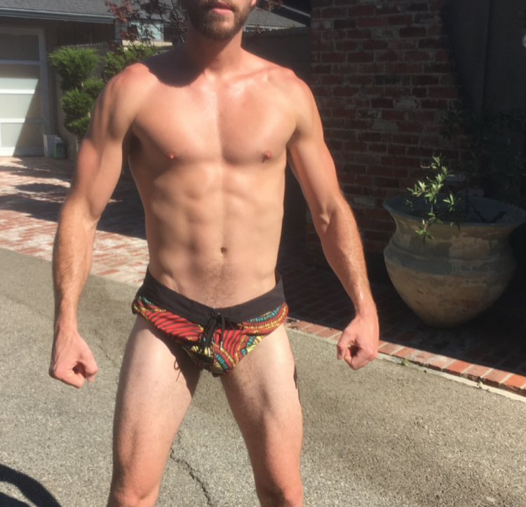 Крис Хемсворт в ванне