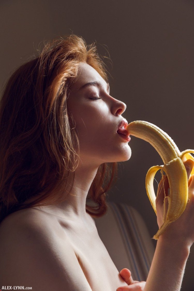 Девушка засунула себе банан