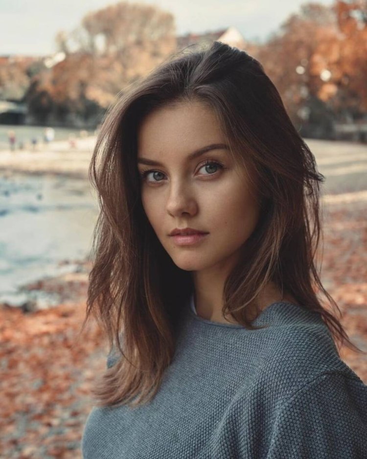 Nicola Cavanis в платье