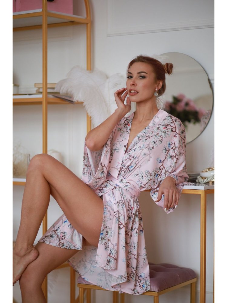 Девушка в халате на кровати