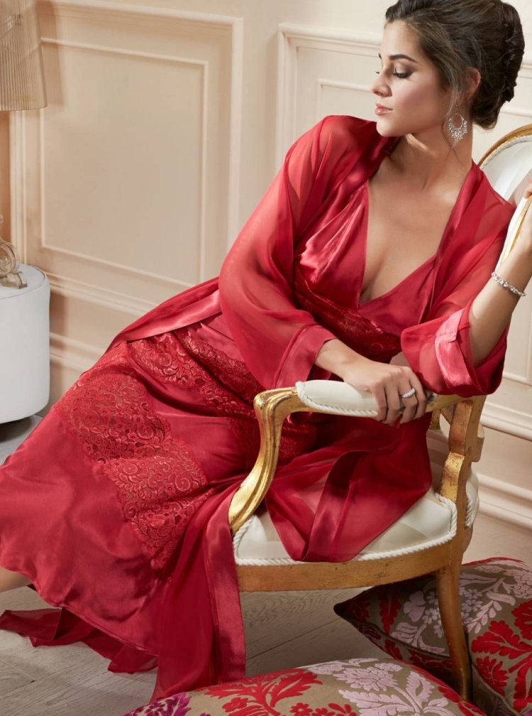 Девушка в шелковом халате