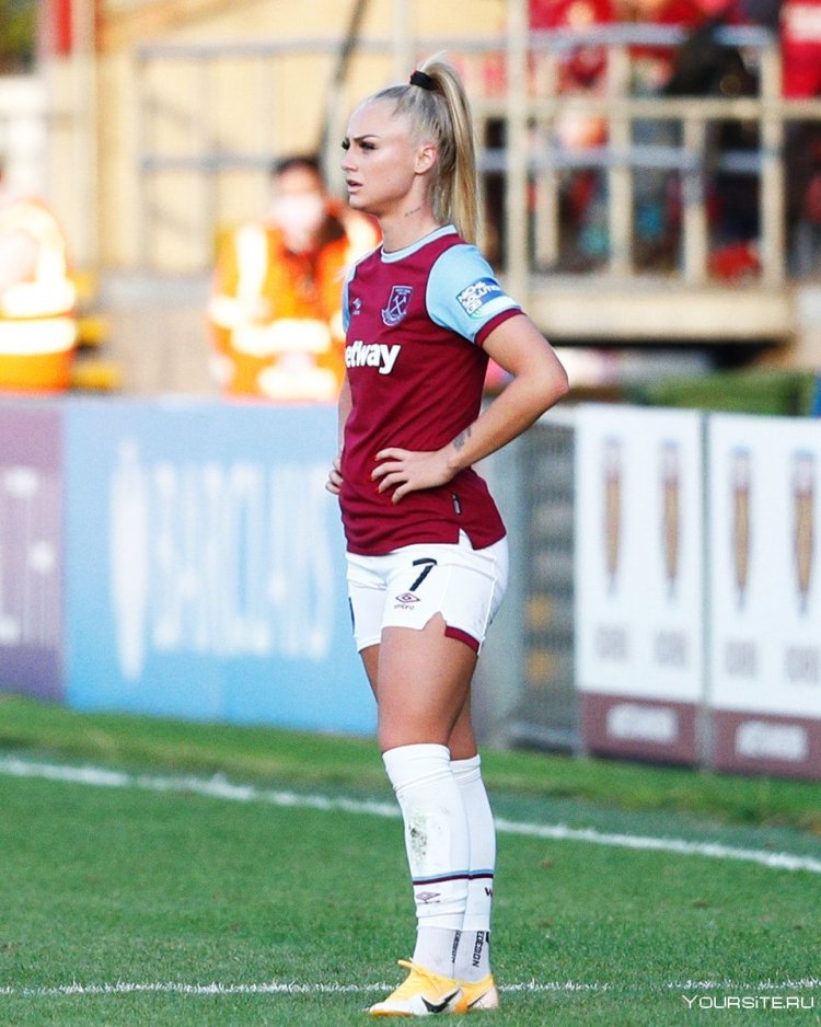 Голые футболистки на поле