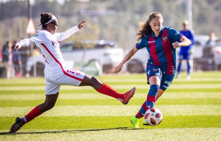 Жаркова футболистка