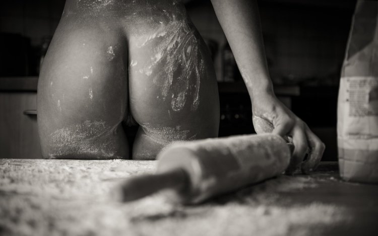 Эротично в муке на кухне