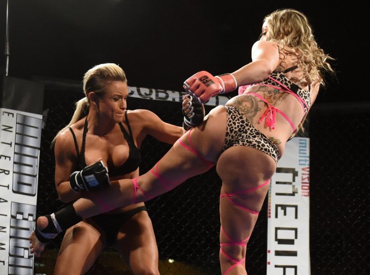Женские бои в США на публику