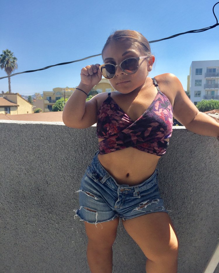 Карлица с большой грудью