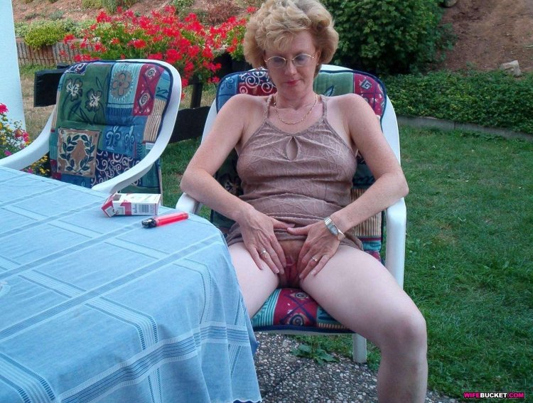 Старые женщины без трусиков