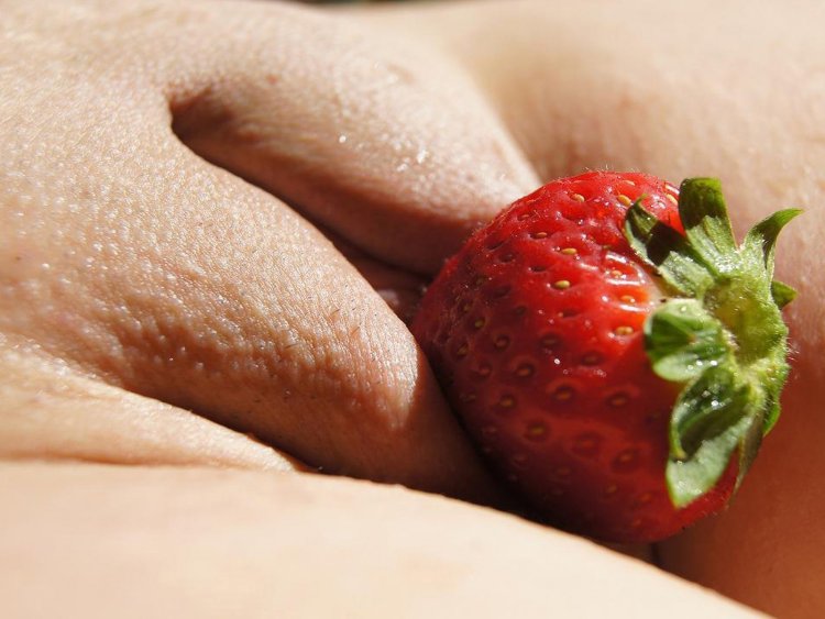 Женская писечка с клубникой