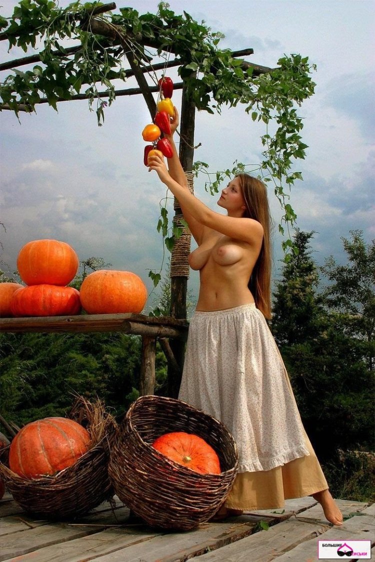 Фотосессия с апельсином ню