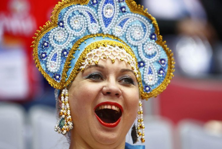 Тетка в кокошнике