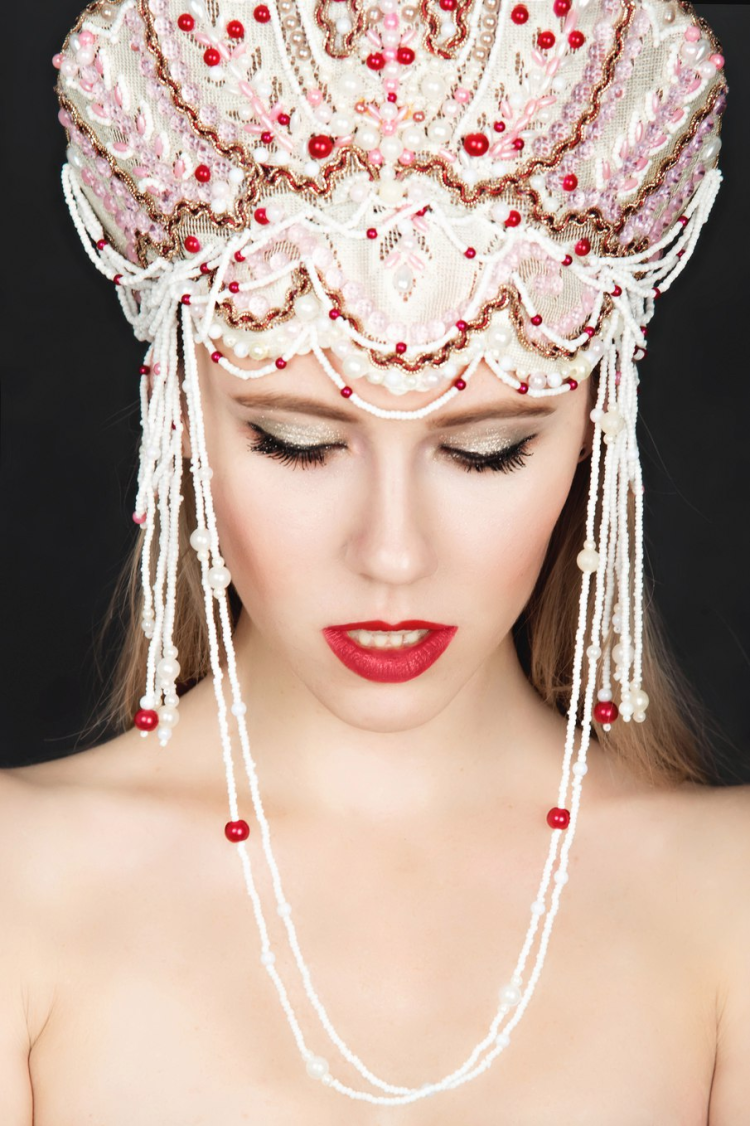 Девушка в кокошнике секси